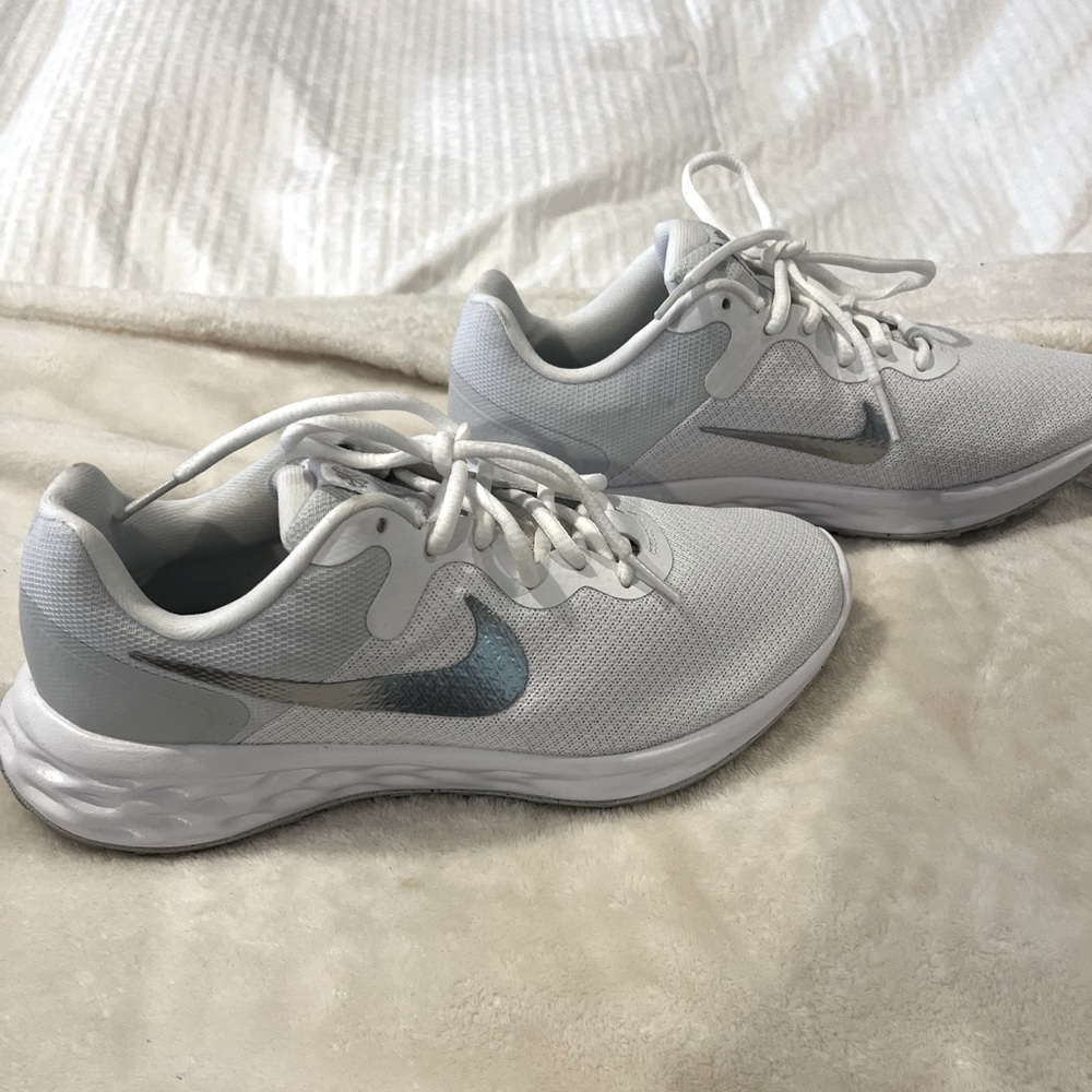 NIKE RUNNING SHOES